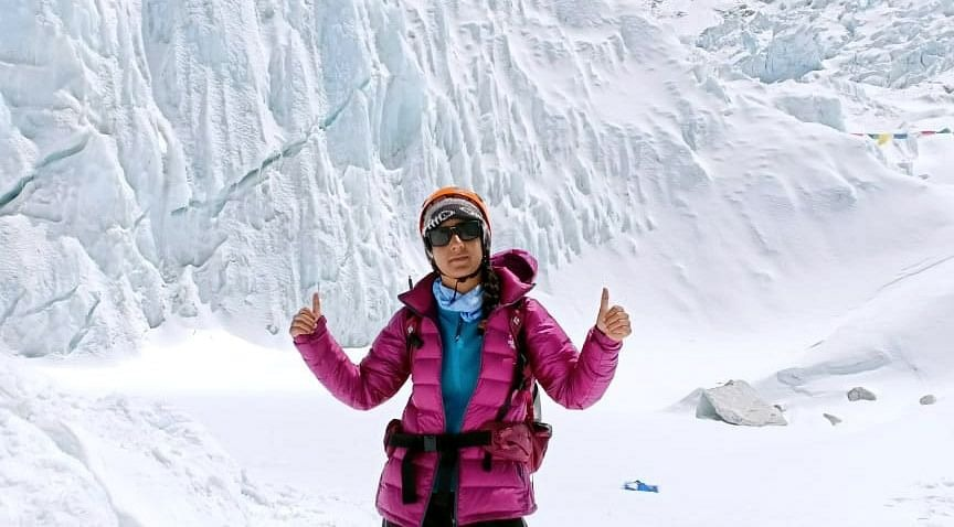 ChinarcorpsIA's tweet photo. “Those who endure, CONQUER”

#ChinarCorps congratulates Nahida Manzoor on becoming the first woman from #Kashmir to climb Mount Everest. 26 yr old Nahida, started climbing mountains from a very young age. Nahida is second among three sisters &amp; her father runs a butcher shop. https://t.co/mkzJR89SW0