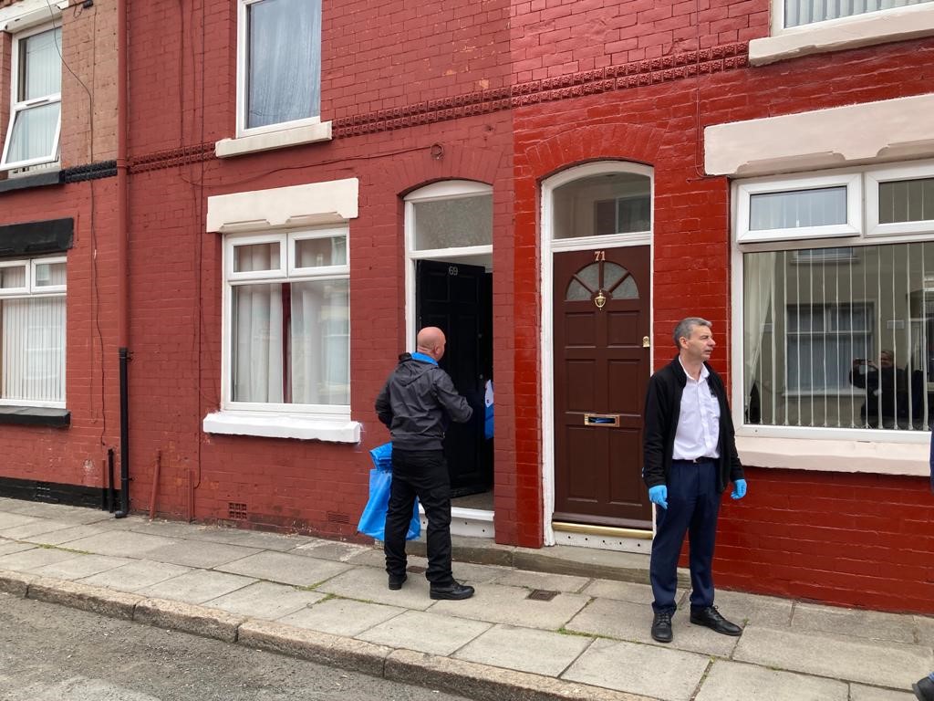 lpool_LSSL's tweet photo. Our Alleyway Team installed temporary #CommunalBins at Ronald &amp; Herrick St in Old Swan yesterday &amp; delivered reusable recycling bags to all residents. @LRecycles

A big step towards more sustainable methods of waste collection!

#AlleywayProgramme #WasteCollection #Liverpool https://t.co/FbsCSOLwb4