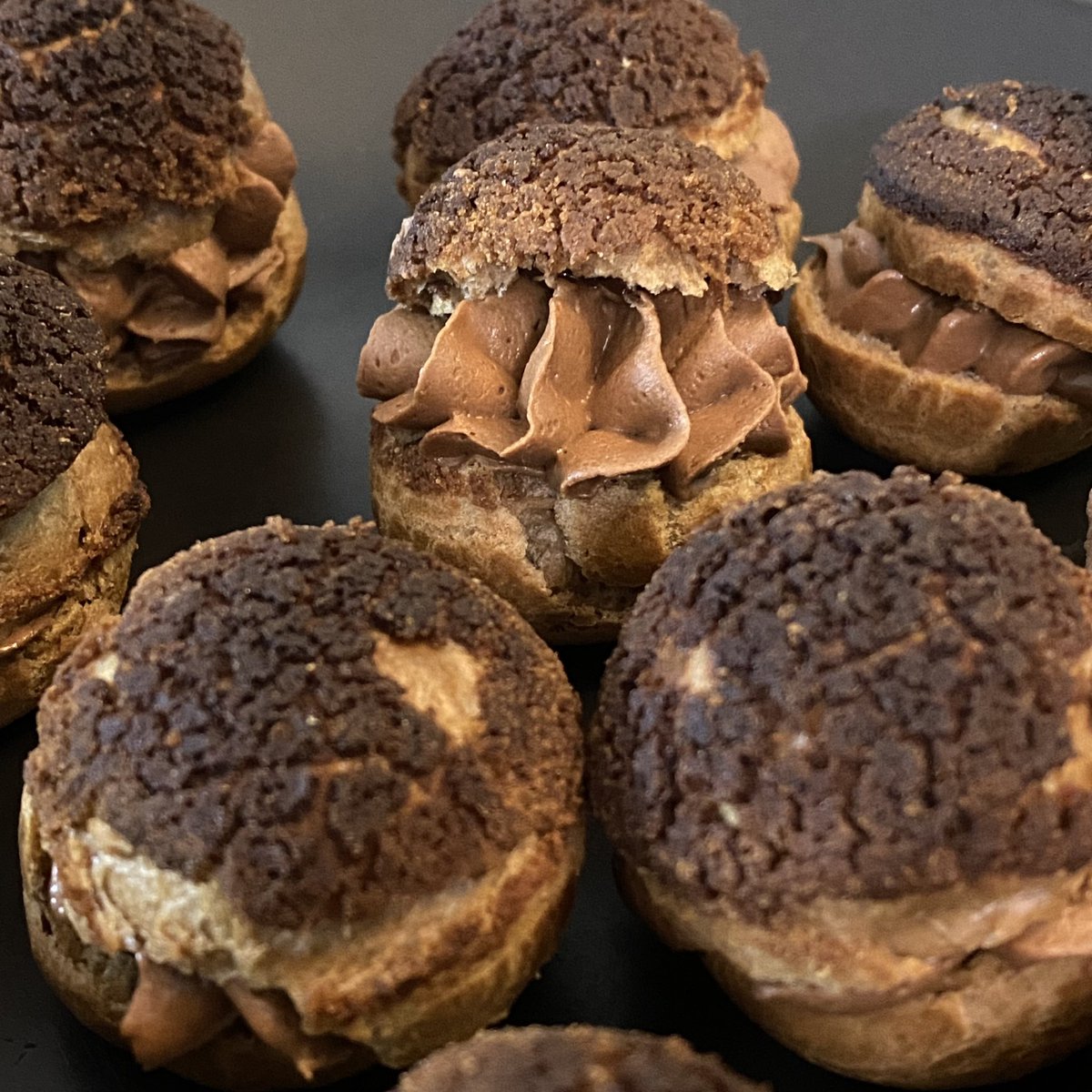 shreyadeshpande's tweet photo. Mini #choux anyone? Baked choux au craquelin with a chocolate creamaux and hazelnut praline. Absolutely loved making these mini oysters of joy π€© #bake #baking #loveforbaking #bakingtherapy #chocolate #callebaut #frenchpatisserie https://t.co/EzdgvkOAyT