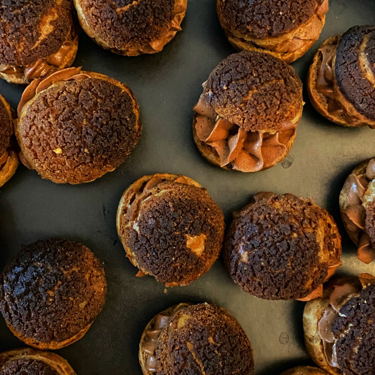 shreyadeshpande's tweet photo. Mini #choux anyone? Baked choux au craquelin with a chocolate creamaux and hazelnut praline. Absolutely loved making these mini oysters of joy π€© #bake #baking #loveforbaking #bakingtherapy #chocolate #callebaut #frenchpatisserie https://t.co/EzdgvkOAyT