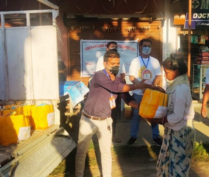 VWF2015's tweet photo. VWF distributed Dry Ration kits to the poor and needy people staying in Mainapuri Gaon, Khatkhati,Assam.
@DC_Dimapur @dipr_nagaland @mygovassam @CMOfficeAssam @CmoNagaland @MyGovNagaland @NorthEastNation @dimapur24x7 @ddnewskohima https://t.co/AqF11MDSZd