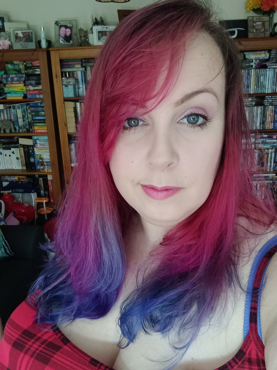 Liz3681's tweet photo. One day I'll figure out how to do my hair without covering the bathroom in pink. Oops! #lookingfabulous https://t.co/EbkpC5ayvi
