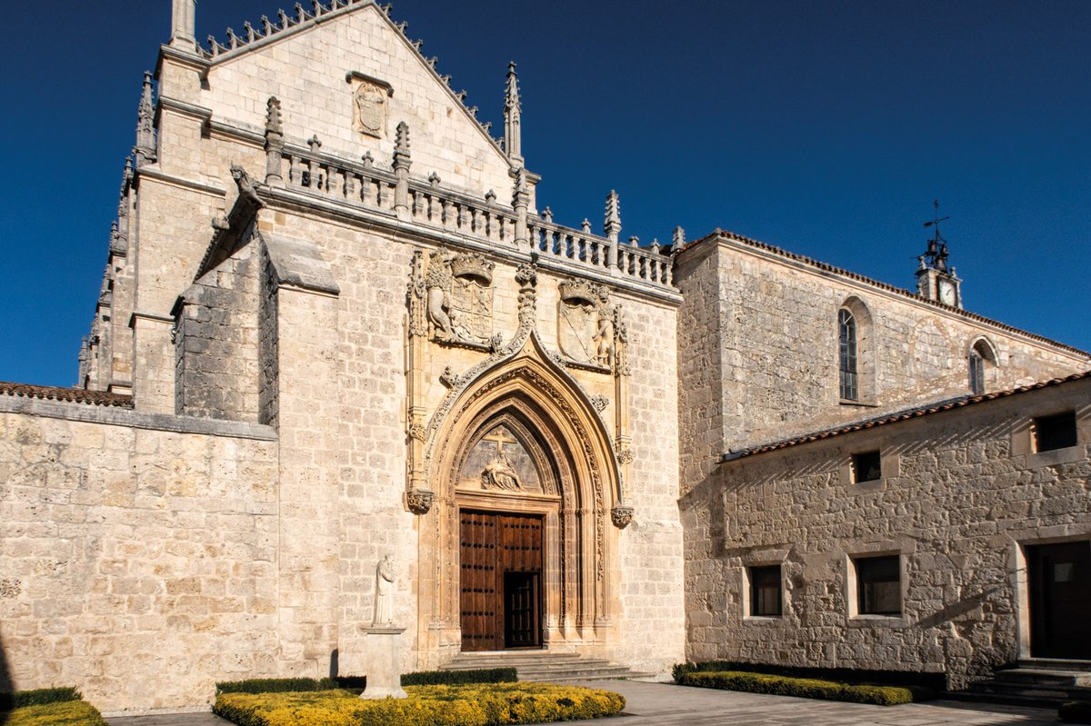 LA CARTUJA DE MIRAFLORES
Sobre una de las terrazas fluviales que escoltan la ciudad de Burgos y rodeada de cuidados bosques, se alza la #CartujadeMiraflores, que data de finales del siglo XV y es uno de los monumentos más interesantes del gótico final europeo.