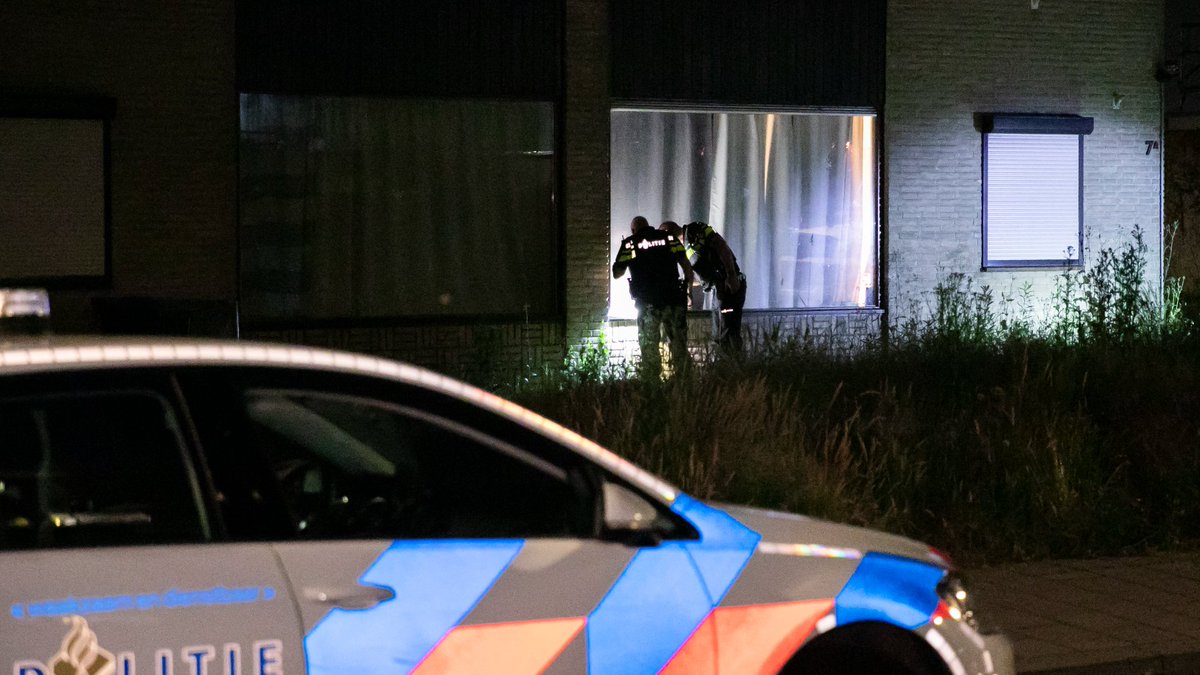 Ook gat in raam naast pand Emile Ratelband, politie doet nog onderzoek..