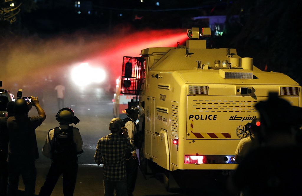 AJEnglish's tweet photo. Israeli forces attack Palestinian protesters in Sheikh Jarrah — in pictures https://t.co/Imupz7MYNu https://t.co/tv5JAmTePN