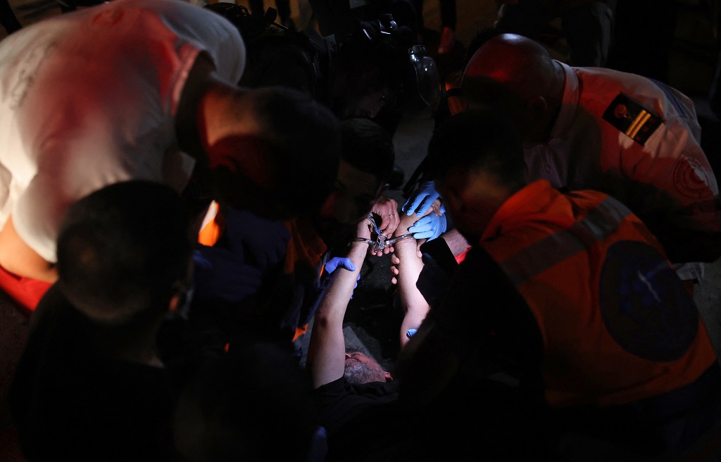AJEnglish's tweet photo. Israeli forces attack Palestinian protesters in Sheikh Jarrah — in pictures https://t.co/Imupz7MYNu https://t.co/tv5JAmTePN