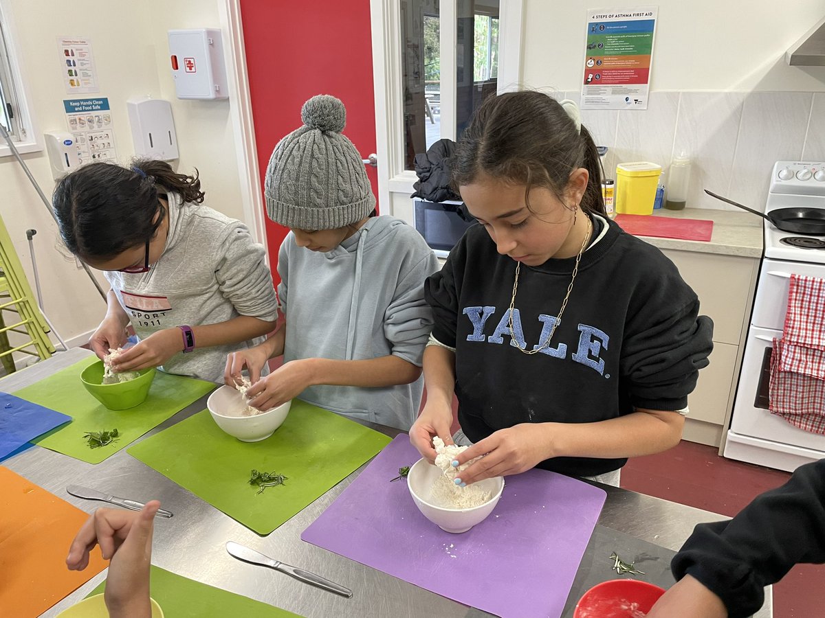 MissBell101's tweet photo. Making flat bread and smoothies @AitkenCreekPS https://t.co/G9GcWd1yLi