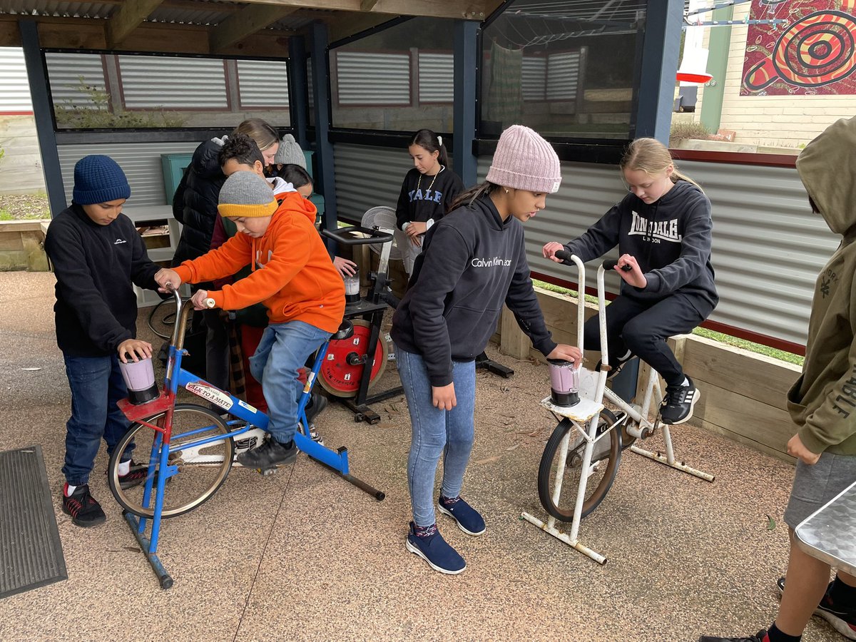 MissBell101's tweet photo. Making flat bread and smoothies @AitkenCreekPS https://t.co/G9GcWd1yLi