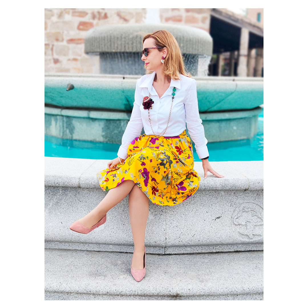 AdaGatti's tweet photo. Beatriz guapísima con nuestra falda de flores en color mostaza. 
Ref. BN046
https://t.co/eX5oe1Mhyg 
#AdaGatti #TiendaOnline #RopaMujer #ModaEspañola https://t.co/CVEpuit4qi