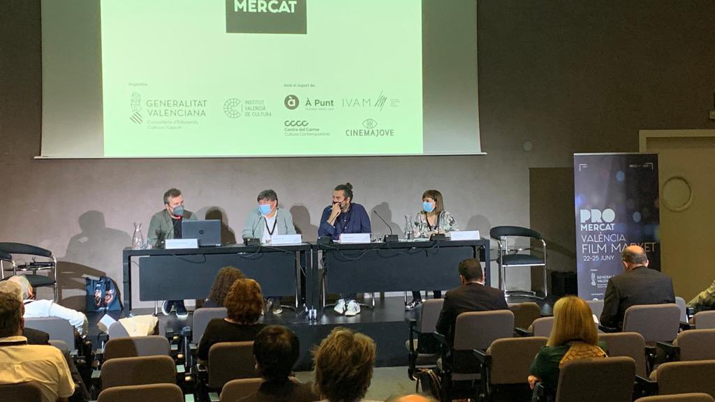 IB3's tweet photo. 🎞️📽️ Fins a 3⃣ projectes de ficció balears es presenten a la sessió de pitchings:

◾️Aigües mortes (#BasteraFilms en coproducció amb IB3). 
◾️Favàritx (Iniciativa d’@empaticcomunica, que vol ser la primera sèrie feta a Menorca). 
◾️Oilio @cefmallorca. 

#ProMercat2021 https://t.co/Na9ChQTRgZ