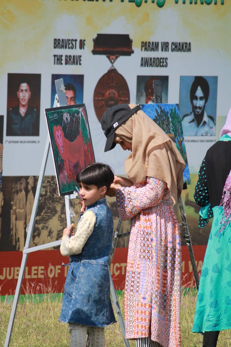 Enkeyem11's tweet photo. #SwarnimVijayVarsh
Creative arts and painting amidst nature.... by children !! at Parihaspura / Pattan/Baramula
What an innovative way of marking #SwarnimVijayVarsh
#IndianVictoryOverPak
Jai Hind
@Rifa_e_Aam
@KhushnumaKashm1
@atahasnain53
@Tiny_Dhillon
@manishindiatv https://t.co/JzATpHFI8A