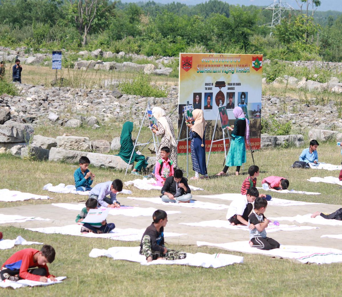 Enkeyem11's tweet photo. #SwarnimVijayVarsh
Creative arts and painting amidst nature.... by children !! at Parihaspura / Pattan/Baramula
What an innovative way of marking #SwarnimVijayVarsh
#IndianVictoryOverPak
Jai Hind
@Rifa_e_Aam
@KhushnumaKashm1
@atahasnain53
@Tiny_Dhillon
@manishindiatv https://t.co/JzATpHFI8A