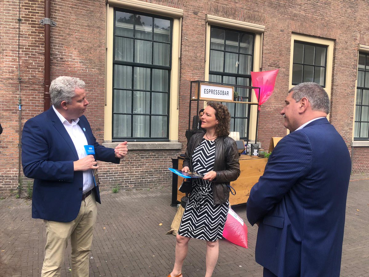 FNVOverheid's tweet photo. De verhalen in ons witboek liegen er niet om. Oproep aan de politici die het witboek vandaag overhandigd kregen om deze te delen met hun collega’s en te zorgen voor oplossingen. @MinPres @RenskeLeijten @tweedekamertweets @FNV #steunpubliekesectornu https://t.co/cbZb3E2urI https://t.co/nxYUu9fG6d
