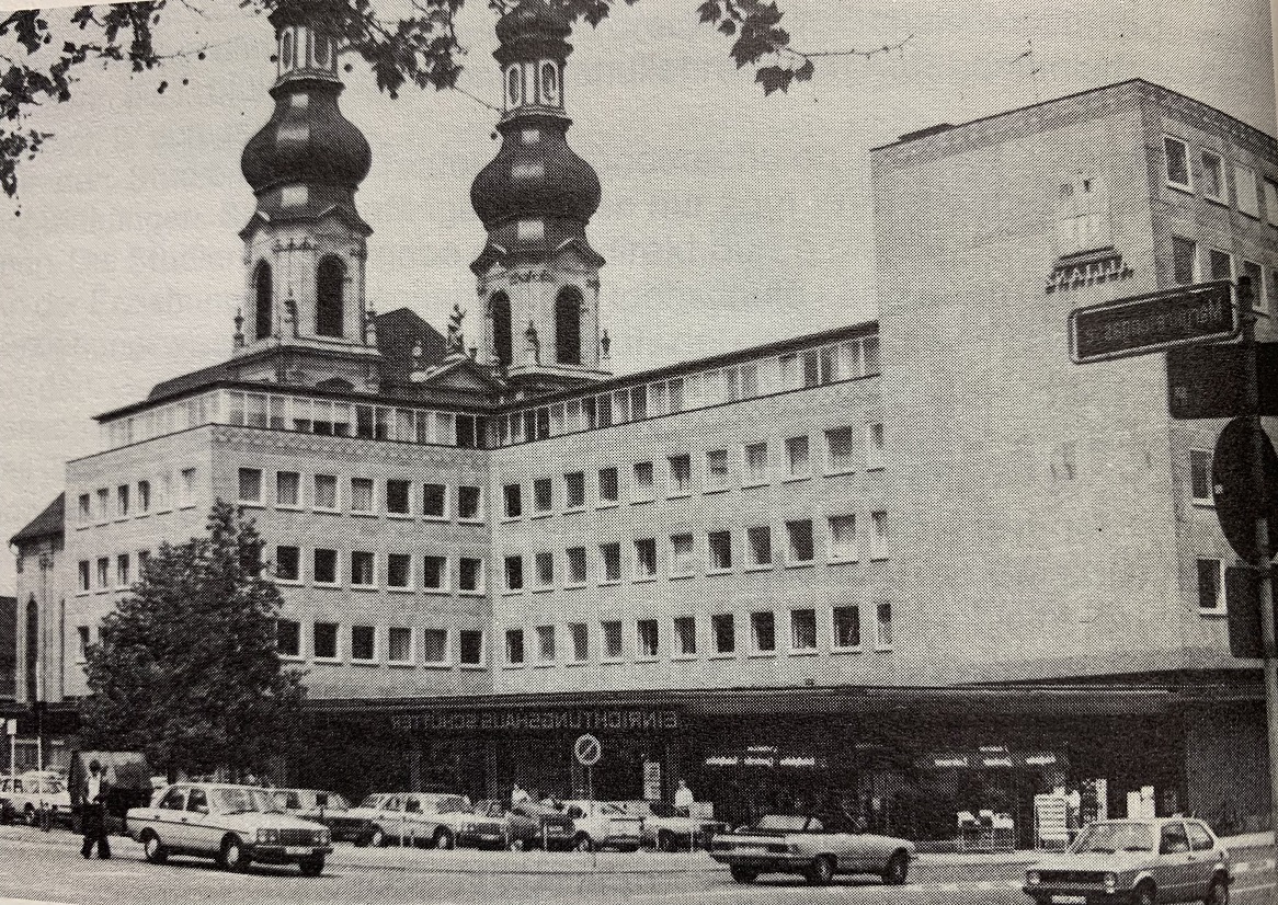 JGU_75's tweet photo. Das dürfte wohl Vielen bekannt vorkommen: Das Allianz-Haus. 1963 erbaut, in den #70ern Standort des Fachbereichs Sonderpädagogik in #Mainz. Bis 2022 noch als Flüchtlingsunterkunft genutzt. Im Erdgeschoss befinden sich der Salon 3SEIN und der Kulturclub #schonschön. https://t.co/VtDbiYrxQ7