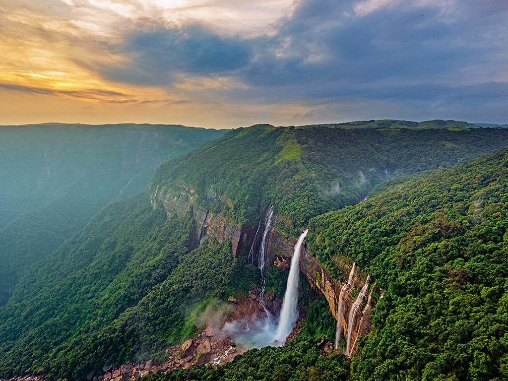 NGTIndia's tweet photo. A writer's trip to #Meghalaya was wrought with #adventure. Navigating old limestone caves, diving 20-feet deep into the #Dawki river, and taking in the lush landscape from a hot-air balloon were only a few things that he checked out from his #bucketlist.

https://t.co/wyyYtZqpIP https://t.co/8V0R4wyUjk