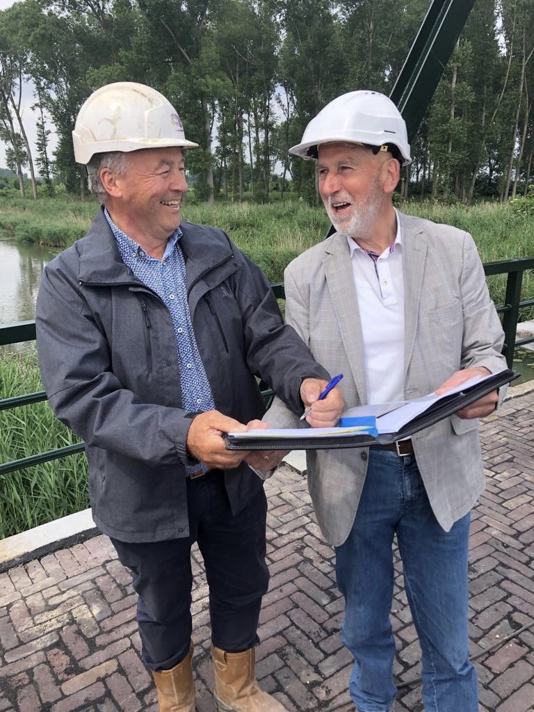 paulajorritsma's tweet photo. Glunderende gezichten bij technische oplevering brug Jannezand met Jan Luijten van De Vries Werkendam &amp; Hans van Vianen namens Stichting Ontwikkeling @gemeentealtena #Biesbosch #ArchiefkringHank https://t.co/Bze3J2fq3o