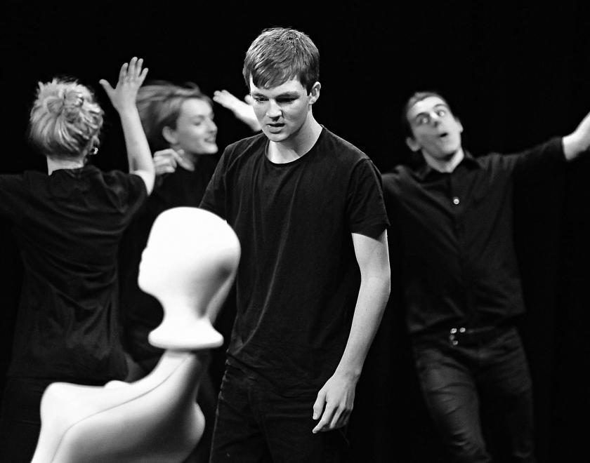 southstreetarts's tweet photo. Do you know a young person aged 10-18 who's interested in drama &amp; creating performance? We're running free taster sessions for our Youth Theatre Seniors on Mon 12 Jul from 4.30pm. Explore creativity in a lively encouraging environment. Email Jane.Ibbotson@reading.gov.uk for info! https://t.co/JstbAGmrHa