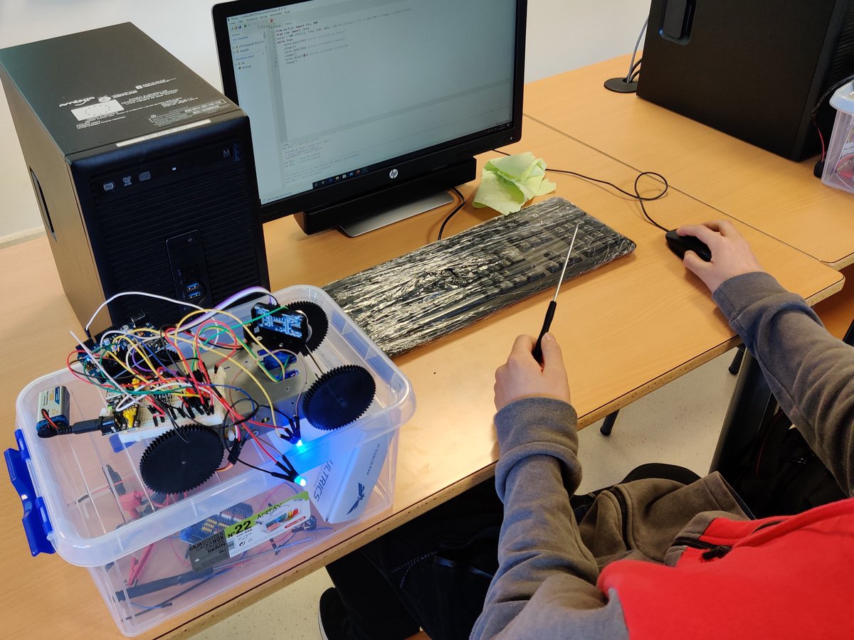 biober's tweet image. Este curso en TIC II no @iesteis tuneamos o todoterreo @mClonRobot cunha ESP8266 para programalo en MicroPython