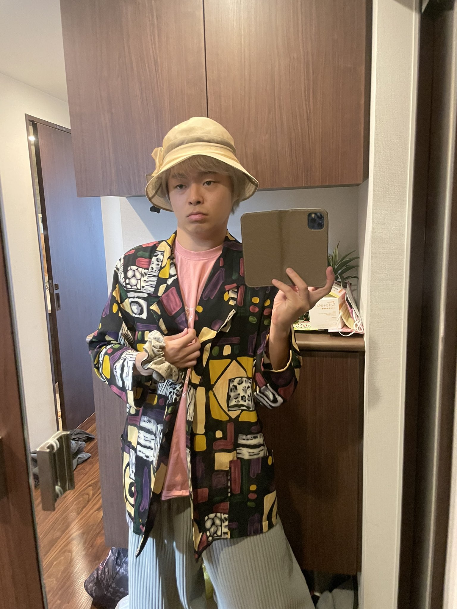 しばゆー 東海オンエア おばあちゃんファッション 2日目 ベージュのスケスケ帽子で英国風の上品な頭部 そこにあえてエスニックなシャツを合わせたミステリアス婆 そして極め着けに手首に巻いたヘアゴム フォウ T Co Njxedshgje