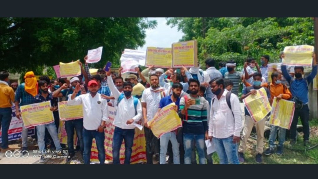 #22June_97kUPPRT_SCERTDharna 
सरकार ने हर साल बेसिक में भर्ती देने का अपना वायदा पूरा न करके आज हालात ऐसे बना दिये कि लाखों की संख्या में TET/ CTET पास करने के पश्चात बेरोजगारी पीड़ा झेल रहे हैं
<a href="/myogiadityanath/">Yogi Adityanath</a> 
<a href="/drdwivedisatish/">Dr Satish Dwivedi</a> 
<a href="/myogioffice/">Yogi Adityanath Office</a> 
<a href="/UPGovt/">Government of UP</a> 
<a href="/basicshiksha_up/">Department Of Basic Education Uttar Pradesh</a>