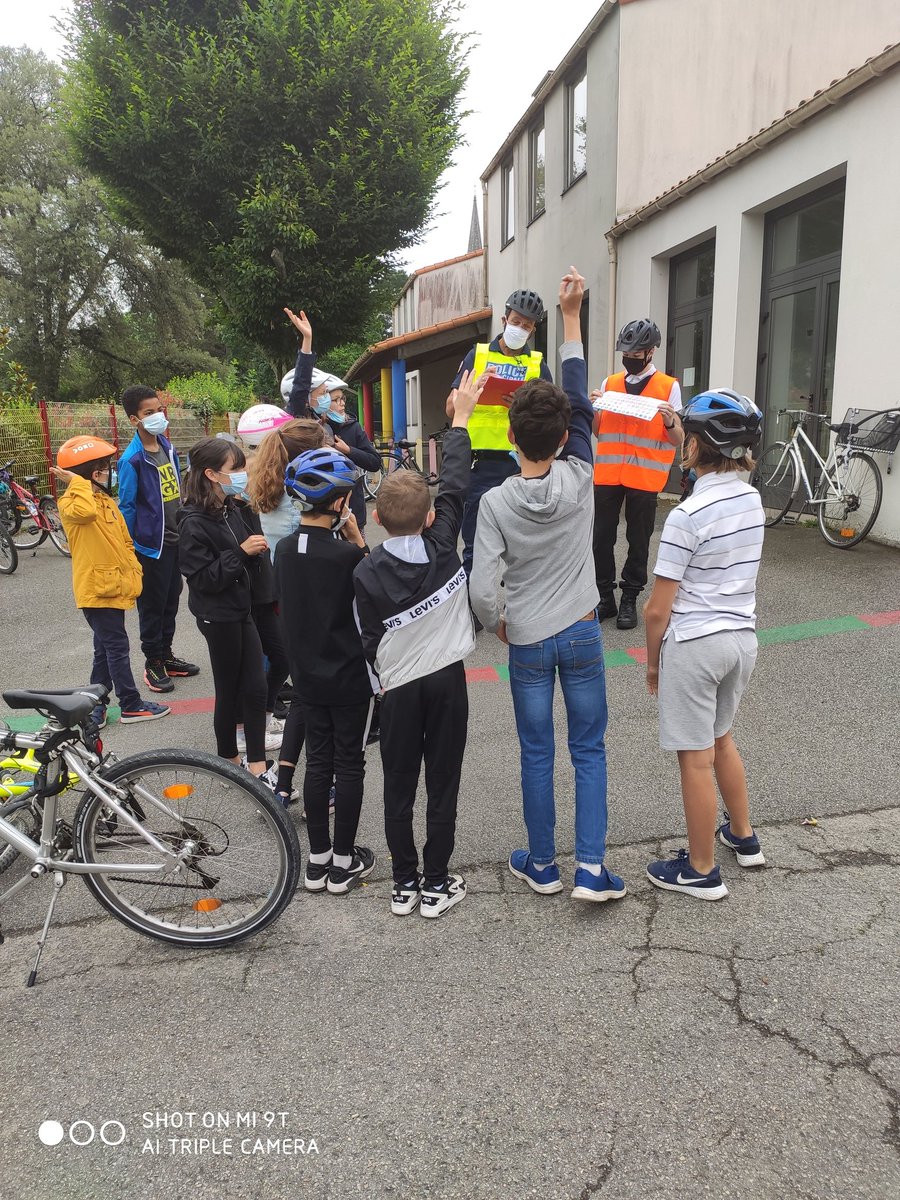 Frionjeff's tweet photo. Rally vélo ce matin à l'école St Thérèse pour les CM2.
Police Municipale + Élus + Parents d'élèves.
30 questions et un parcours sur St Sébastien sur Loire. https://t.co/x83K6nlfqk