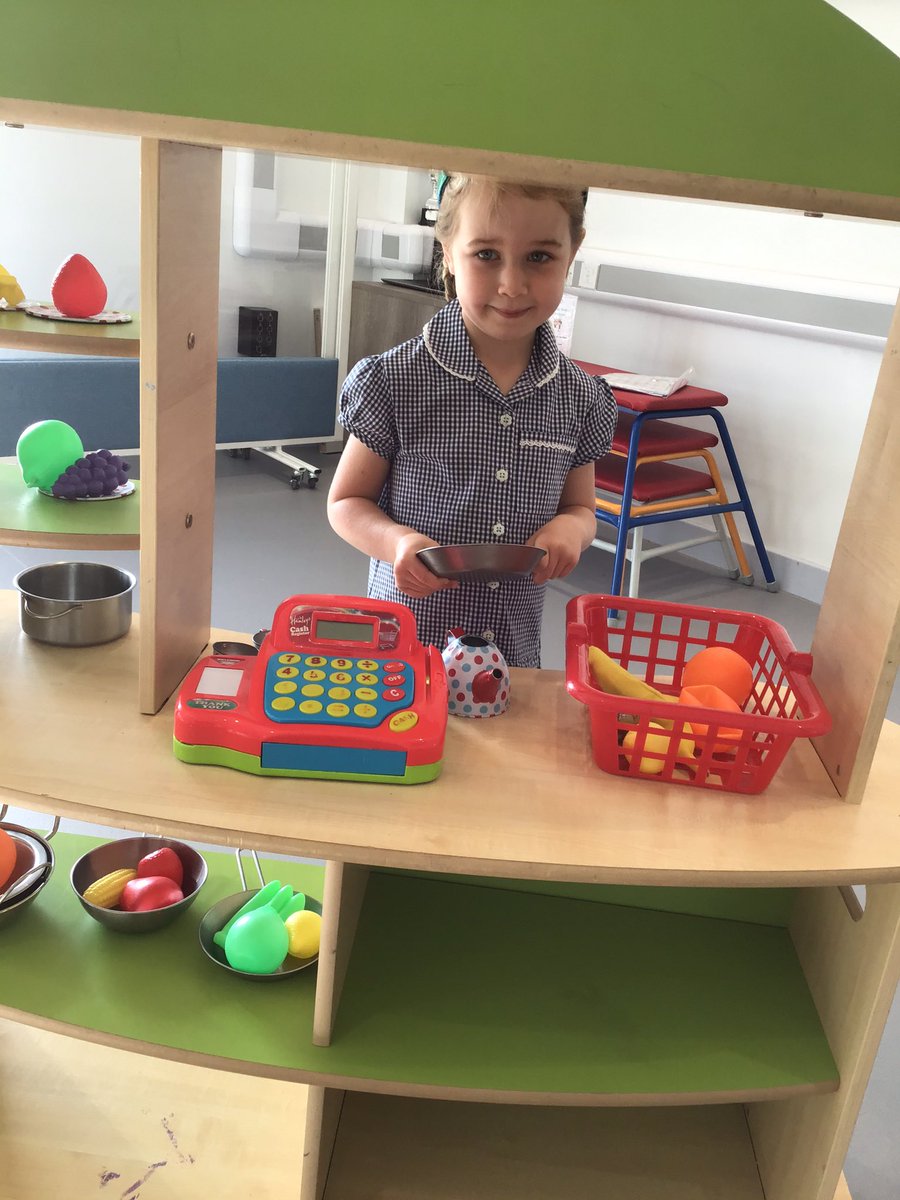CHPSKidsClub's tweet photo. A terrific Tuesday here at #CHPSKIDSCLUB lots of giggles and creative activities this morning 💎 🤸🏻🍭 https://t.co/7tb44l5FID