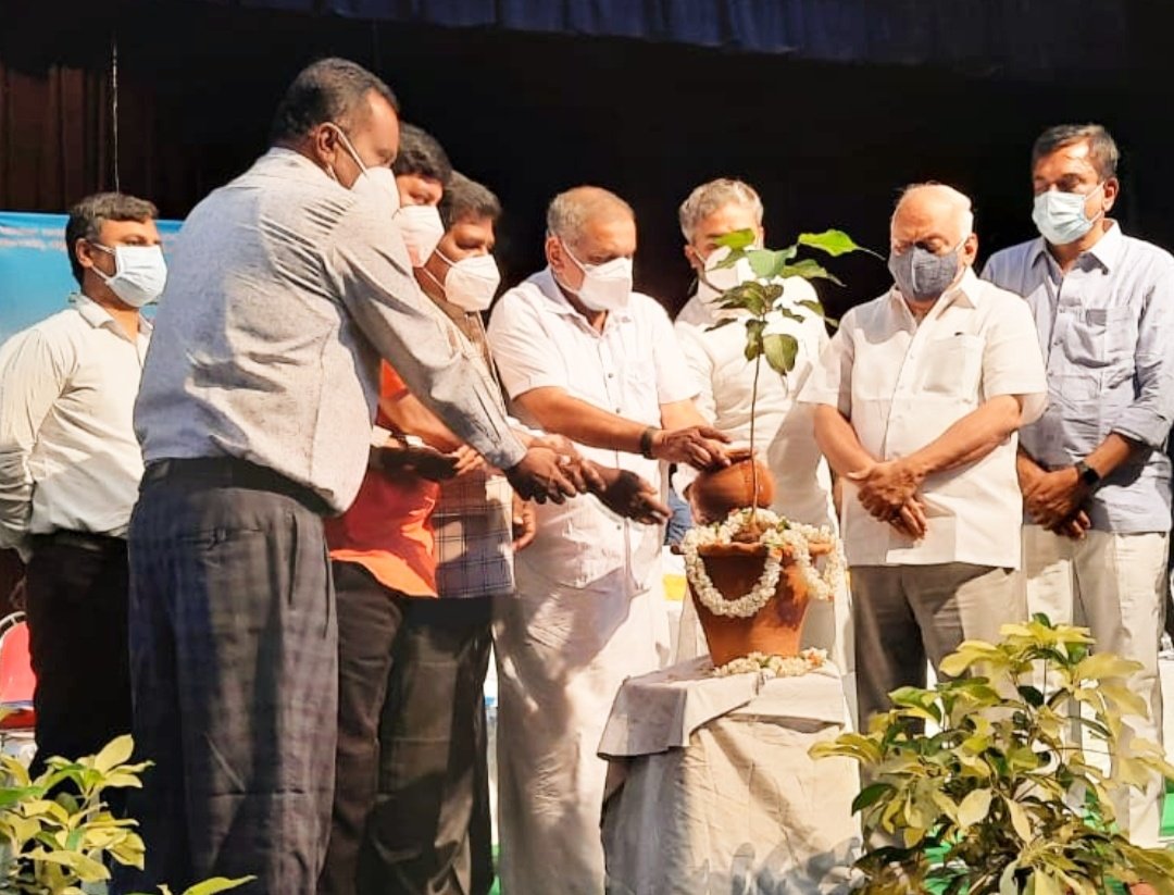 DiprKolar's tweet photo. "ನೀರು ಪೋಲಾಗಿ ಹರಿದು ಹೋಗುವುದನ್ನು ಇಂದು ತಡೆದರೆ ಮಾತ್ರ ಭವಿಷ್ಯದಲ್ಲಿ ನೀರು ಸುರಕ್ಷಿತ": ಸಣ್ಣ ನೀರಾವರಿ ಸಚಿವ ಮಾದುಸ್ವಾಮಿ
ಕೋಲಾರದಲ್ಲಿ ಅಟಲ್ ಭೂಜಲ ಯೋಜನೆಯಡಿ ಕೋಲಾರ ಹಾಗೂ ಕೆಜಿಎಫ್ ತಾಲ್ಲೂಕುಗಳಲ್ಲಿ ಸುಸ್ಥಿರ ಅಂತರ್ಜಲ ನಿರ್ವಹಣೆ ಕುರಿತು ಅರಿವು ಕಾರ್ಯಕ್ರಮವನ್ನು ಅವರು ಉದ್ಘಾಟಿಸಿ ಮಾತನಾಡಿದರು. @KarnatakaVarthe @depcomkolar https://t.co/vMejQgvTKQ