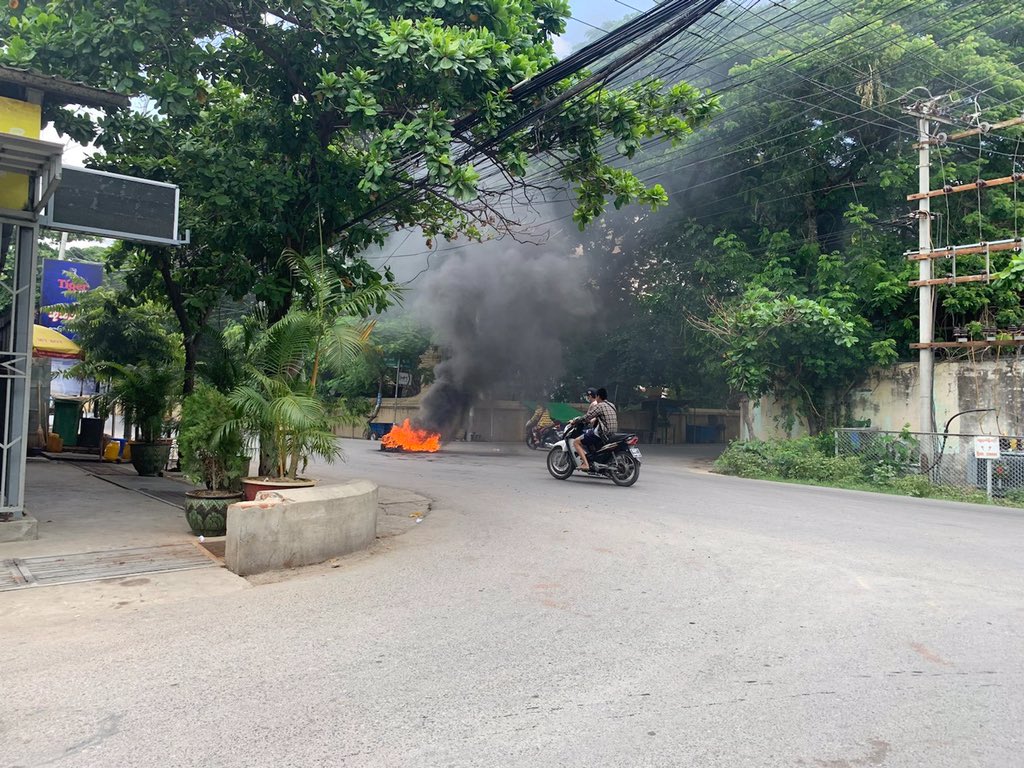 Tw//fire
Tuesday morning after an attempted raid by the junta on the PDF camp.
#Mandalay
#UnfetteredAccessForAids
#June22Coup
#WhatsHappeningInMyanmar