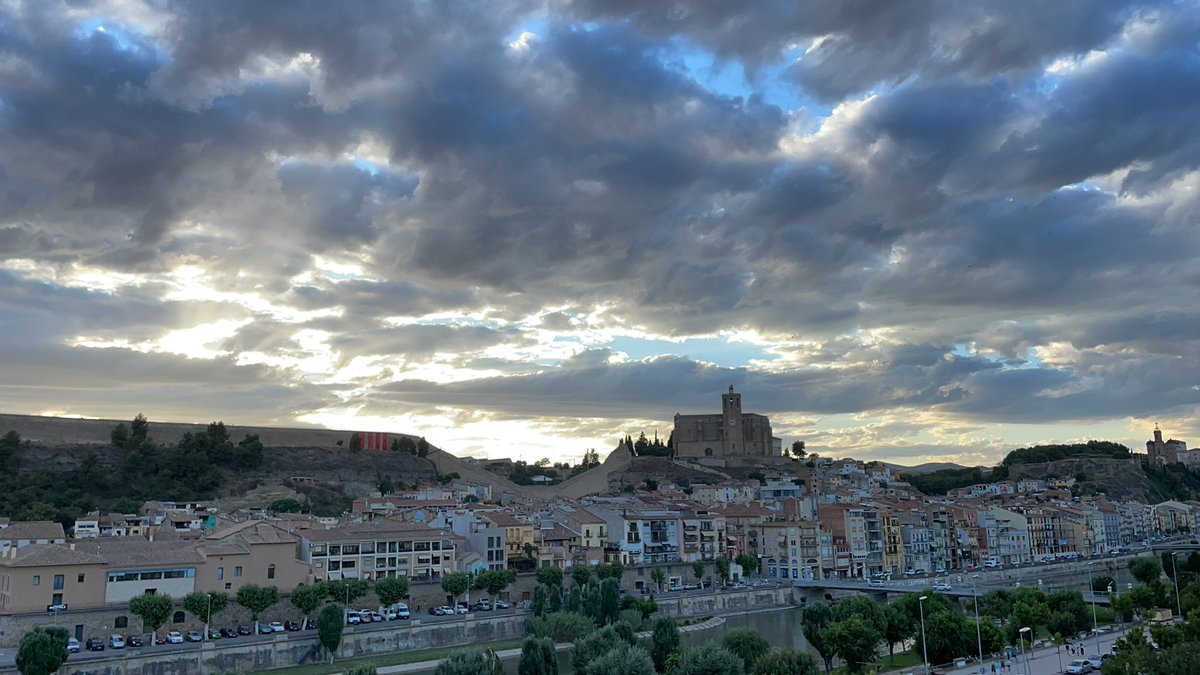 ReuniondeObras's tweet photo. Postales de @ciutatbalaguer ayer por la tarde: que ciudad bella… #Balaguer #lanoguera #elsegre https://t.co/ODJ3j58vqo
