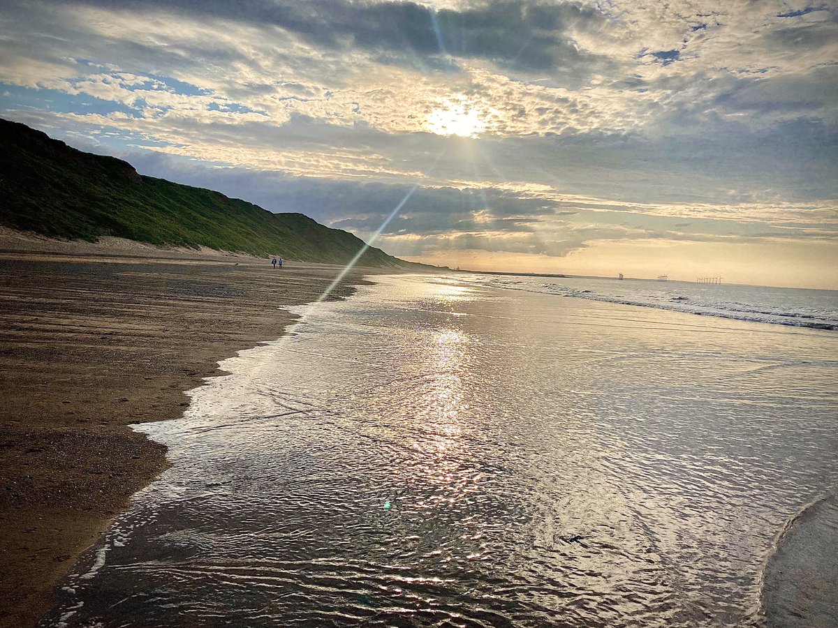 NickyJohnsonNY's tweet photo. Good morning from a crowded beach in North Yorkshire 😉 https://t.co/G3hMcvvq49