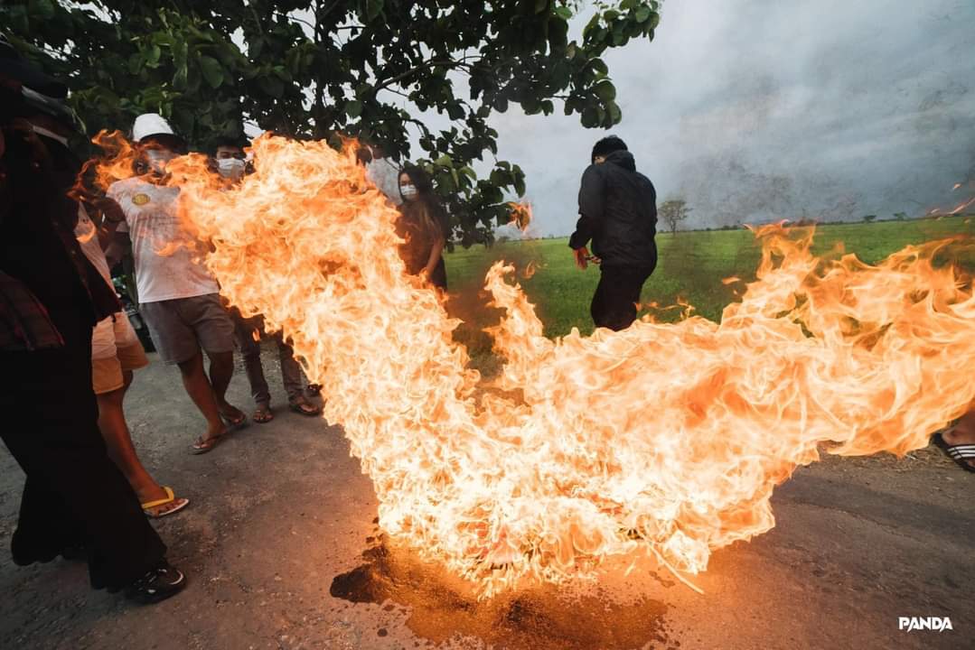 #Mandalay-based university students' union set fire to bloody military slavery flag. 

#UnfetteredAccessForAids
#June22Coup
#WhatsHappeningInMyanmar