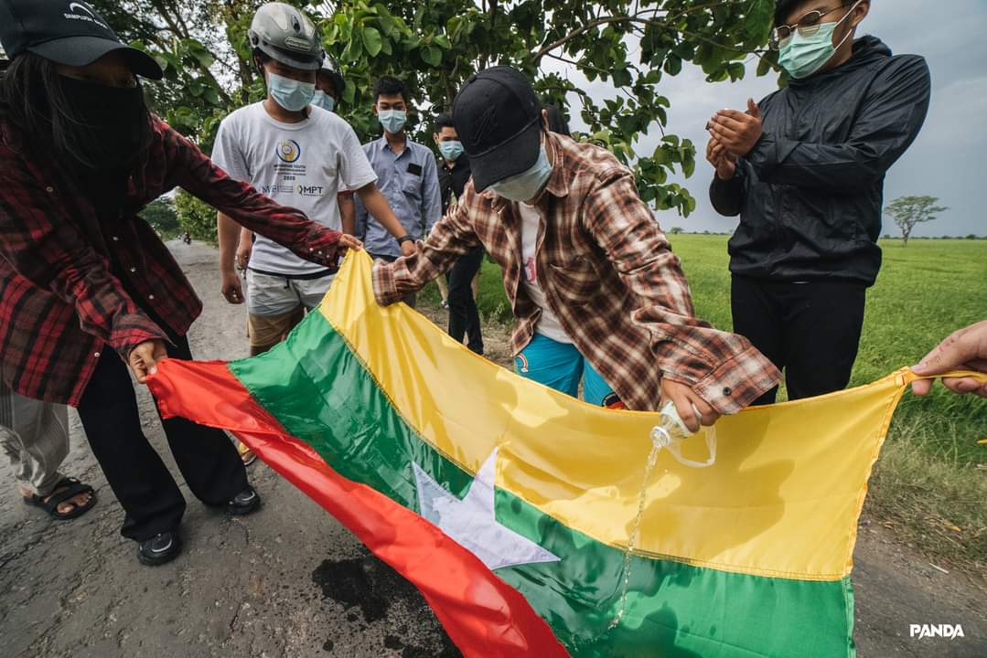 sggrvlyouth's tweet photo. Tw//Fire
    We, the #Mandalay-based university student unions, have never recognized the red and green slaves flag, which was previously known as the national flag, along with the military slavery constitution. 

#WhatsHappeningInMyanmar https://t.co/4mYTRtCaZC