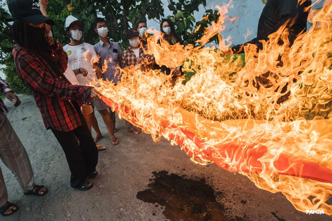 sggrvlyouth's tweet photo. Tw//Fire
    We, the #Mandalay-based university student unions, have never recognized the red and green slaves flag, which was previously known as the national flag, along with the military slavery constitution. 

#WhatsHappeningInMyanmar https://t.co/4mYTRtCaZC