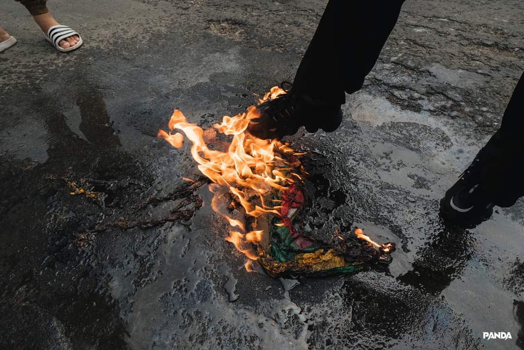 sggrvlyouth's tweet photo. Tw//Fire
    We, the #Mandalay-based university student unions, have never recognized the red and green slaves flag, which was previously known as the national flag, along with the military slavery constitution. 

#WhatsHappeningInMyanmar https://t.co/4mYTRtCaZC