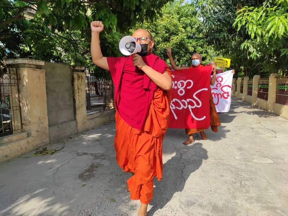 phue10100's tweet photo. The #Mandalay Sangha Union, which has been protesting daily against the coup regime, marched again this afternoon, carrying a banner that says, “We are protesting peacefully".

#UnfetteredAccessForAids
#June22Coup
#WhatsHappeningInMyanmar https://t.co/F1HsoFdc0P