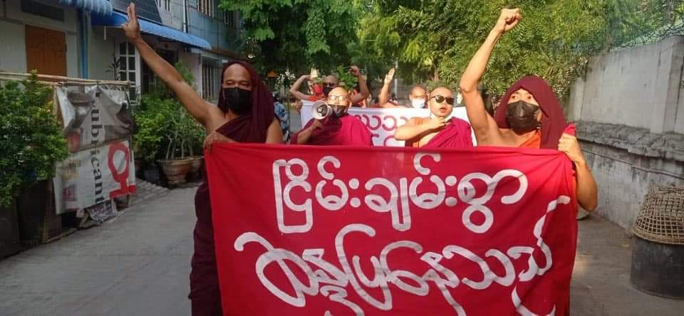 phue10100's tweet photo. The #Mandalay Sangha Union, which has been protesting daily against the coup regime, marched again this afternoon, carrying a banner that says, “We are protesting peacefully".

#UnfetteredAccessForAids
#June22Coup
#WhatsHappeningInMyanmar https://t.co/F1HsoFdc0P
