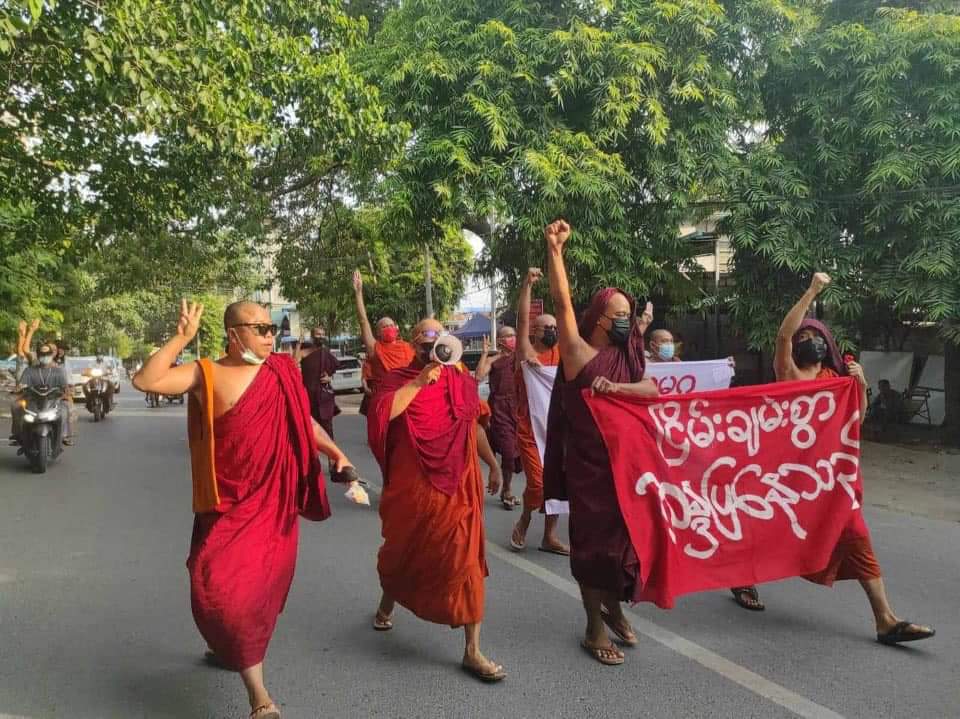 phue10100's tweet photo. The #Mandalay Sangha Union, which has been protesting daily against the coup regime, marched again this afternoon, carrying a banner that says, “We are protesting peacefully".

#UnfetteredAccessForAids
#June22Coup
#WhatsHappeningInMyanmar https://t.co/F1HsoFdc0P
