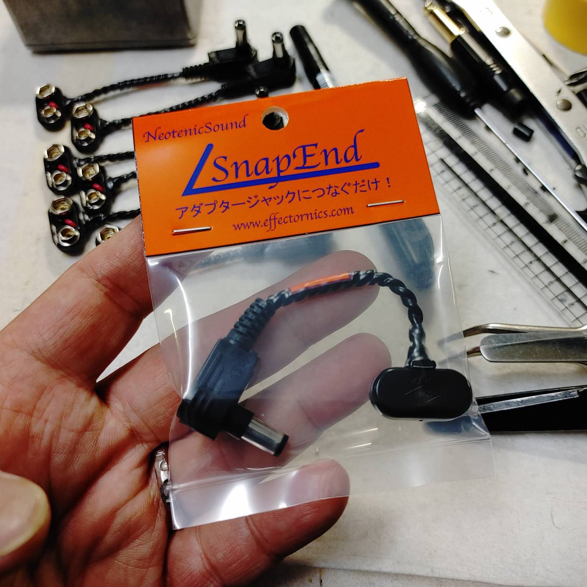 EFFECTORNICS's tweet photo. 首のところから千切れない工夫やノイズの影響を受けにくくする仕組みなど、意外に手が込んでいます。
#NeotenicSound #SnapEnd #外付け電池スナップ #エフェクター https://t.co/2bzb7MvFpn