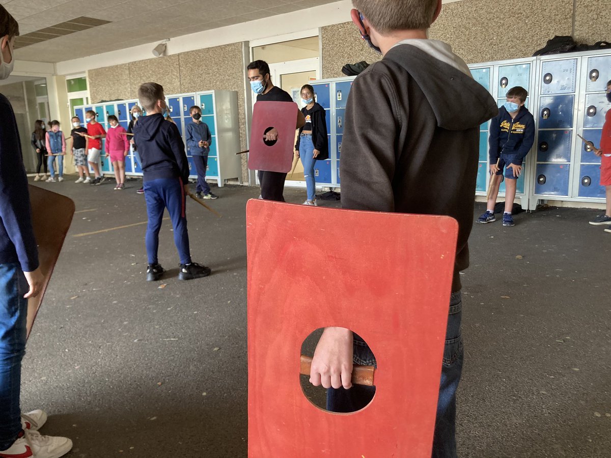 RostandClg's tweet photo. Acta fabula est ! Mais oui 🙌 le latin est vivant ! Les élèves rencontrent et pratiquent une langue bien vivante dans les ateliers de la troupe Acta. Nos élèves apprécient ! #LCA @DSDEN86 https://t.co/m1fB1lJCIu