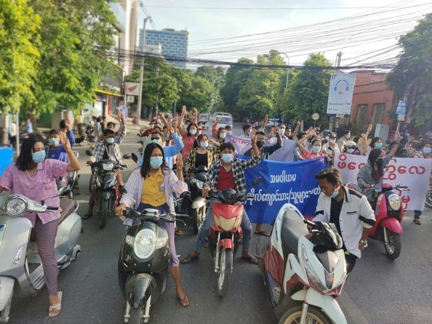 Myanmar_Now_Eng's tweet photo. As a shootout was raging between Myanmar military junta's armed forces and the Mandalay People’s Defence Force this morning (Jun 22), Mandalay residents came out to protest against the coup regime. 

Photos: CJ

#WhatsHappeningInMyanmar https://t.co/TQrDBZapm1