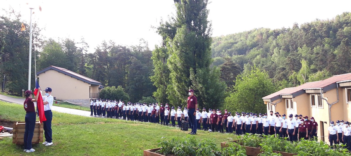 Dsden69's tweet photo. Le DASEN Philippe Carrière a accompagné le lever de drapeau du séjour de cohésion des volontaires du #SNU à St-Martin-en-Haut. https://t.co/cwDN0dhUIy