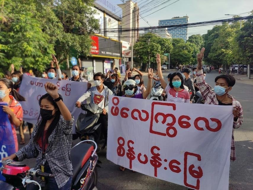 As a shootout was raging between Myanmar military junta's armed forces and the Mandalay People’s Defence Force this morning (Jun 22), Mandalay residents came out to protest against the coup regime. 

Photos: CJ

#WhatsHappeningInMyanmar