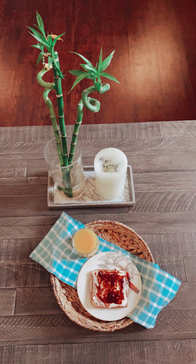 تخيّل لو اجمل اللحظات اللي فاتت من عمرك هي تهيأة لسعادة أعظم..✨                                                "أحسب أيّام العمر راحت علي
ما دريت أن أجمله في ما تبقّى"❤️