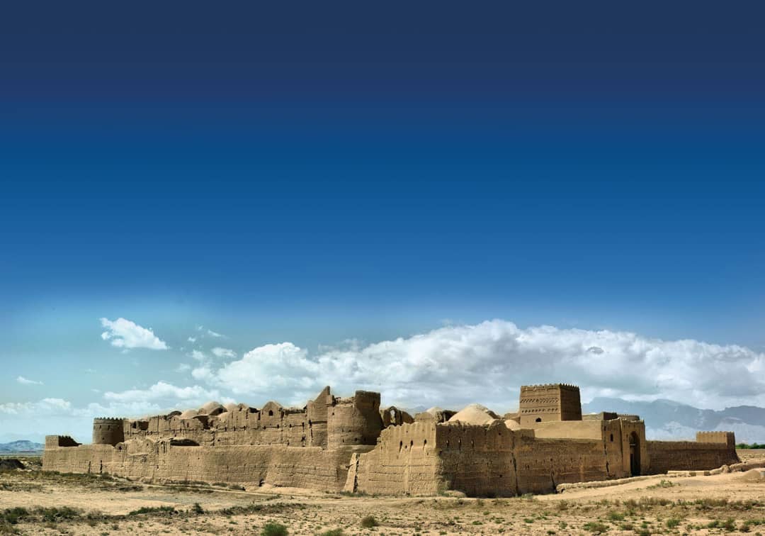 TourtoPersia's tweet photo. Sar Yazd Castle has been one of the oldest and largest bank safe-deposit boxes in Iran and the world where cereals, money, gold and jewelry were kept during invasions. The castle has nested concentric walls with impregnable high towers that is surrounded by a moat.
#tourtopersia https://t.co/BjZ4rmF0V3