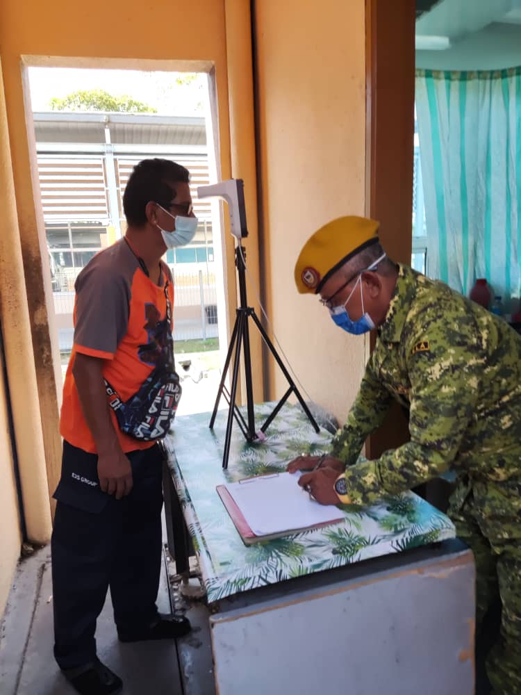 RELAkulai's tweet photo. 22 Jun 2021 (Selasa)

PENUGASAN SARINGAN KESIHATAN

- CIQ KSAB, Tg Kupang, Gelang Patah  

#SetiaBerbakti
#DariRakyatBersamaRakyatUntukRakyat

@yahyakgc @msrz81 @KDNPUTRAJAYA @Hasni_Johor @mynadma @MKNJPM @relamalaysia @JPAMJohor  @japenjohor 

UMR KULAI | PT (U) BAIZURA

1/2 https://t.co/mnPTlWhWnE