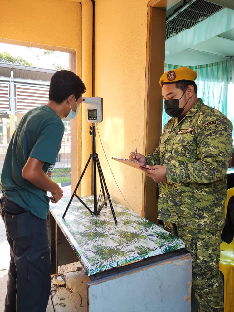 RELAkulai's tweet photo. 22 Jun 2021 (Selasa)

PENUGASAN SARINGAN KESIHATAN

- CIQ KSAB, Tg Kupang, Gelang Patah  

#SetiaBerbakti
#DariRakyatBersamaRakyatUntukRakyat

@yahyakgc @msrz81 @KDNPUTRAJAYA @Hasni_Johor @mynadma @MKNJPM @relamalaysia @JPAMJohor  @japenjohor 

UMR KULAI | PT (U) BAIZURA

1/2 https://t.co/mnPTlWhWnE