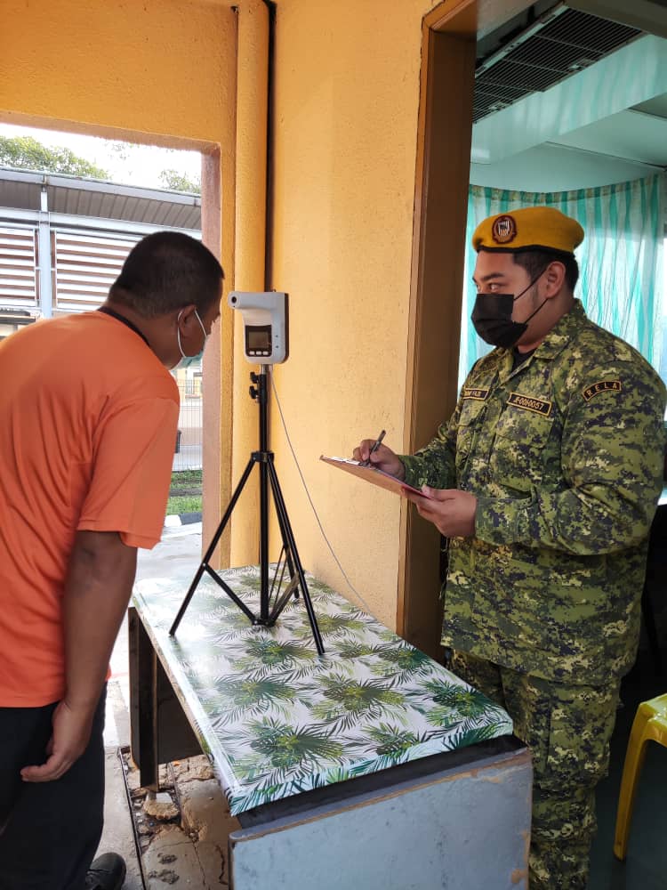 RELAkulai's tweet photo. 22 Jun 2021 (Selasa)

PENUGASAN SARINGAN KESIHATAN

- CIQ KSAB, Tg Kupang, Gelang Patah  

#SetiaBerbakti
#DariRakyatBersamaRakyatUntukRakyat

@yahyakgc @msrz81 @KDNPUTRAJAYA @Hasni_Johor @mynadma @MKNJPM @relamalaysia @JPAMJohor  @japenjohor 

UMR KULAI | PT (U) BAIZURA

1/2 https://t.co/mnPTlWhWnE