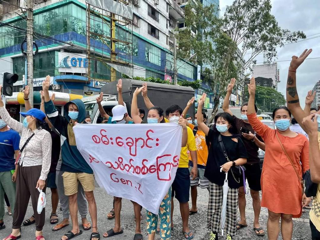 kntisburningup's tweet photo. Guerrilla Style Strike by Yangonians marched through town to show their strong opposition against military dictatorship. #UnfetteredAccessForAids #June22Coup  #WhatsHappeningInMyanmar https://t.co/1o8mePSLo4