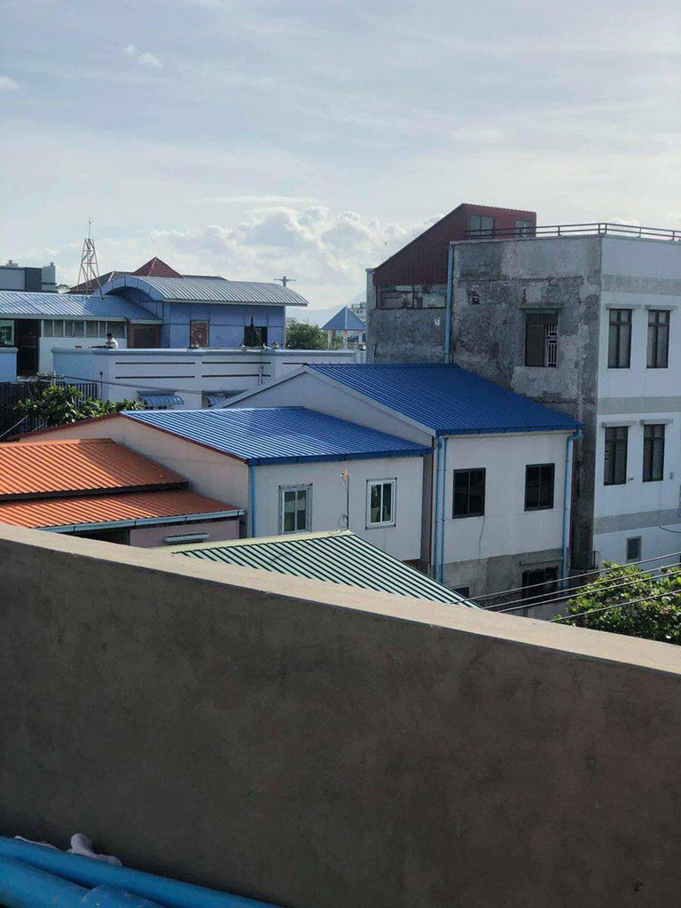 Military terrorists are seen stationing on the rooftops and attempting to kill unarmed civilians in 54th street, #Mandalay. #UnfetteredAccessForAids #June22Coup  #WhatsHappeningInMyanmar