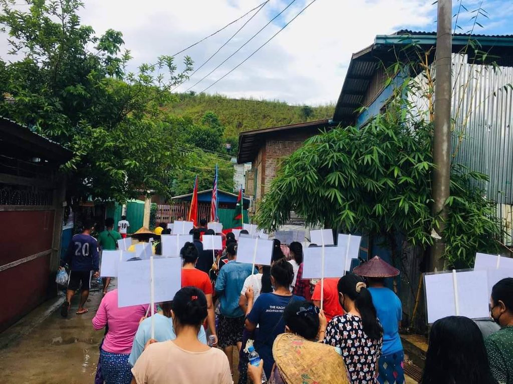kntisburningup's tweet photo. Multi-ethnic strike of Hpakant was seen marching in against of military dictatorship. #UnfetteredAccessForAids #June22Coup  #WhatsHappeningInMyanmar https://t.co/0HkioOdfjR